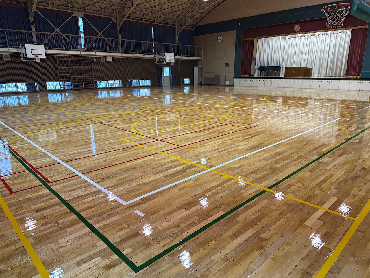 山川小学校屋内運動場床研磨塗装業務委託