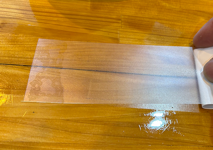 ささくれ補修シートを貼っている様子