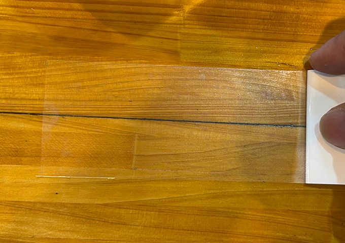 ささくれ補修シートを貼っている様子